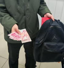 同花配资 正能量！青岛775路驾驶员帮学生乘客寻回千元现金